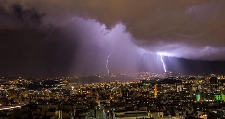 رياح ورعد وبرق.. مفاجآت جوية في طقس الغد
