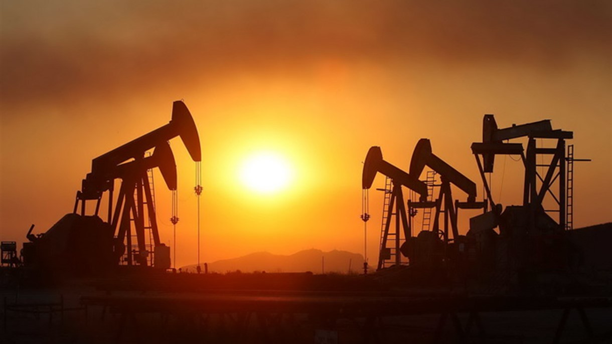النفط ينخفض مع صعود الدولار