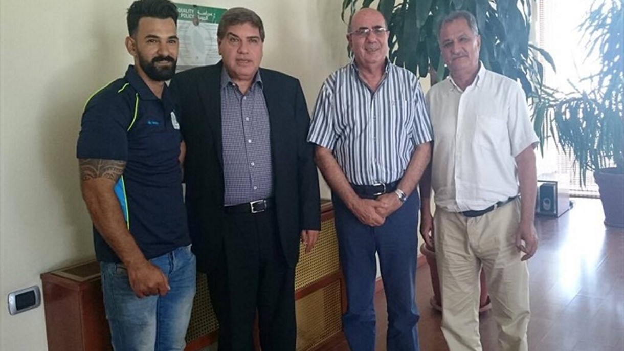 موظف في الريجي يستعد لتسلق أعلى جبل في العالم