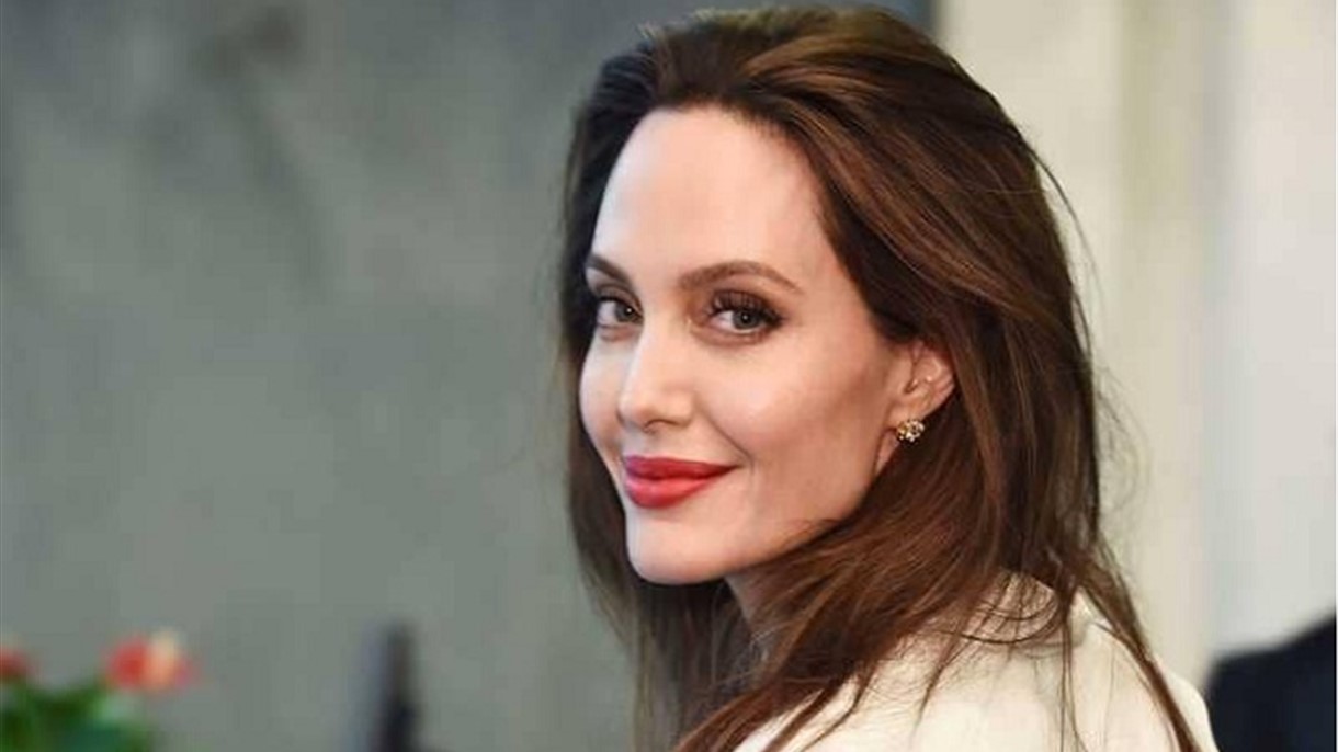 أنجلينا جولي تلمّح الى دخولها قطاعاً جديداً