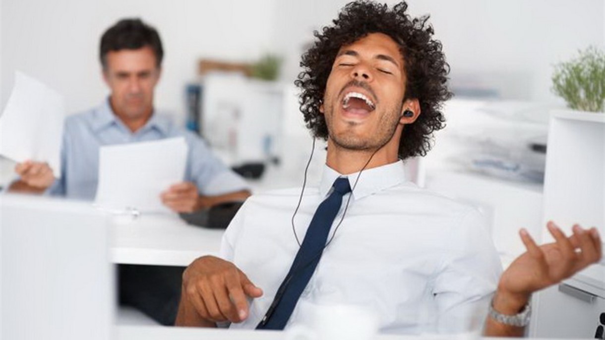 الموسيقى تولّد قوة خارقة في العمل أم العكس ؟