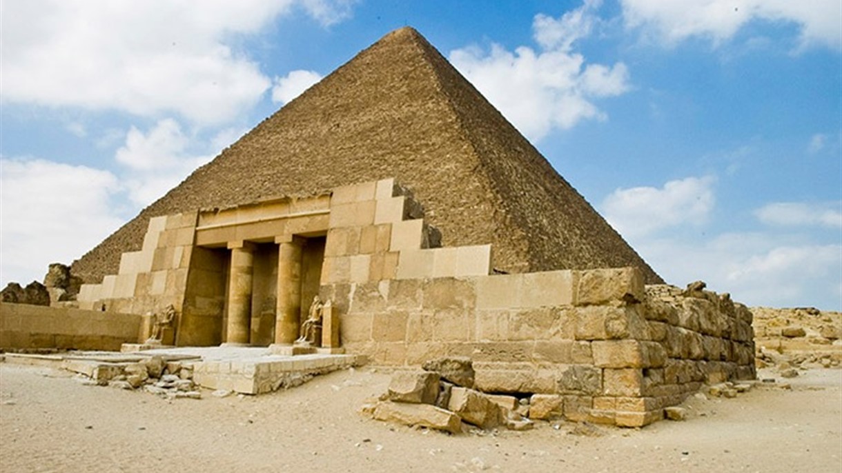 علماء آثار يسرقون هرم خوفو