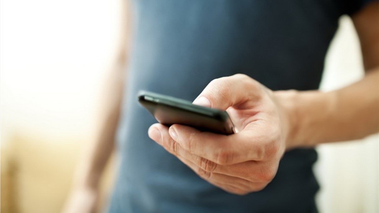 تطبيق اذا حمّلتوه على هاتفكم يُصوركم سرّاً