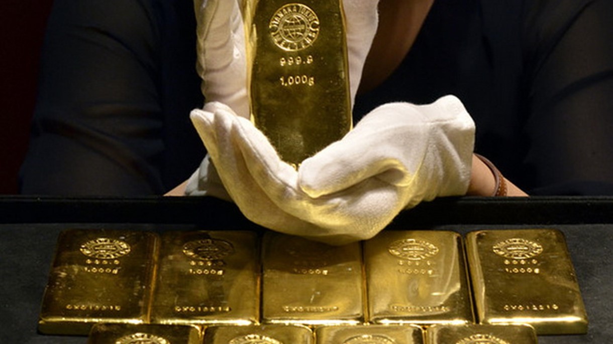لماذا تساوي أونصة الذهب 1700 دولار حاليا؟