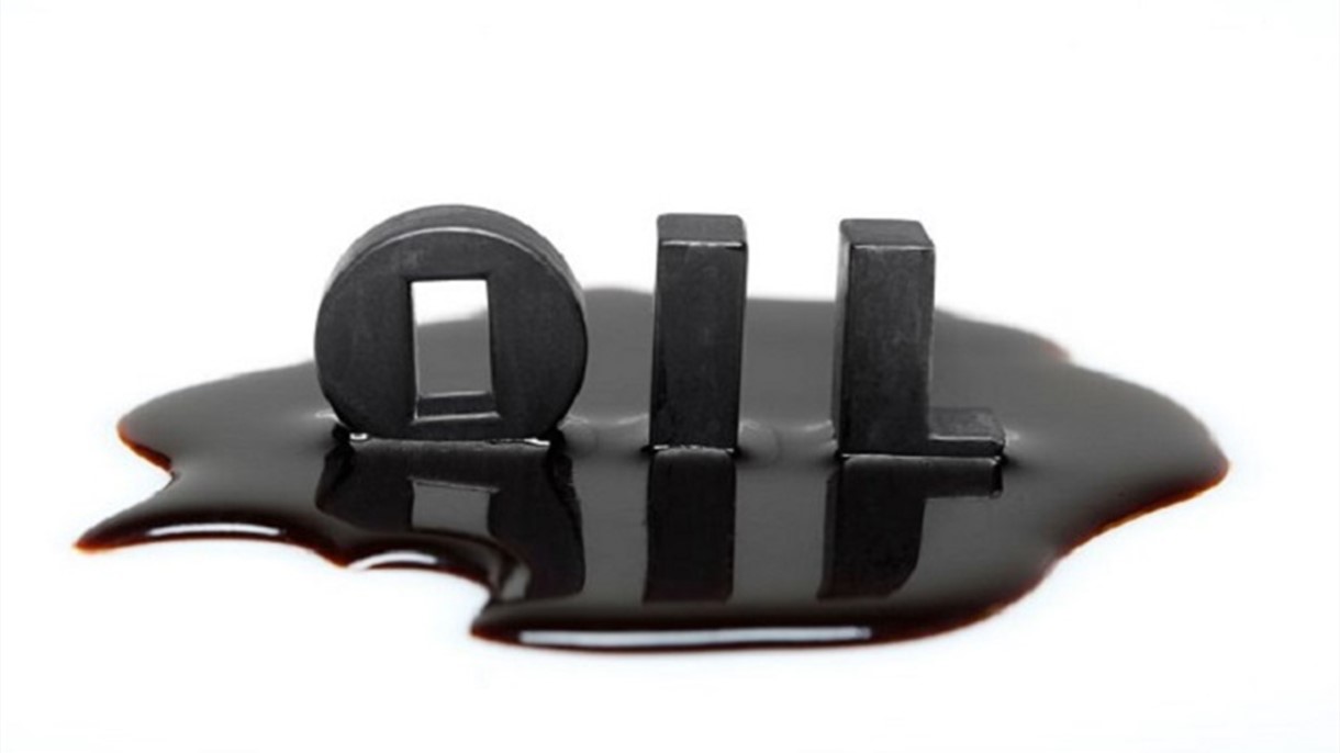 النفط ينخفض بعد اعلى اغلاق في 3 اشهر