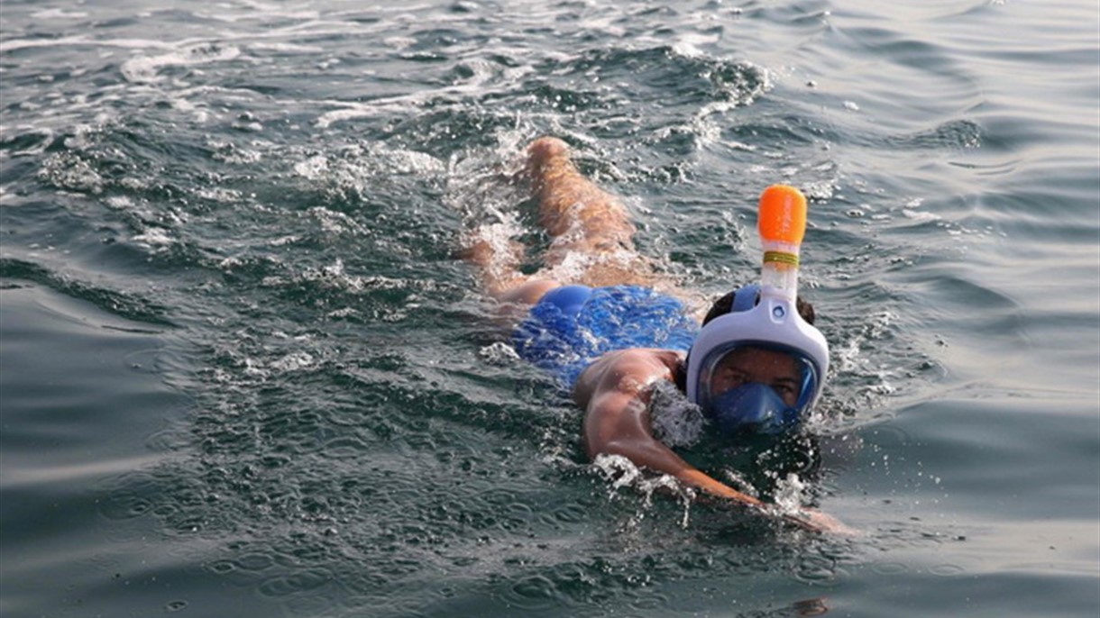 أول من يعبر سباحة في مياه البحر الميت