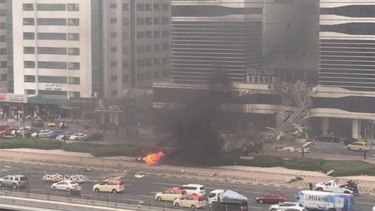 سقوط رافعة على 3 سيارات في دبي