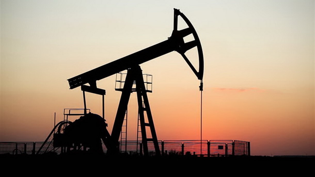 المخزون النفطي يهبط ويؤثر بالسعر