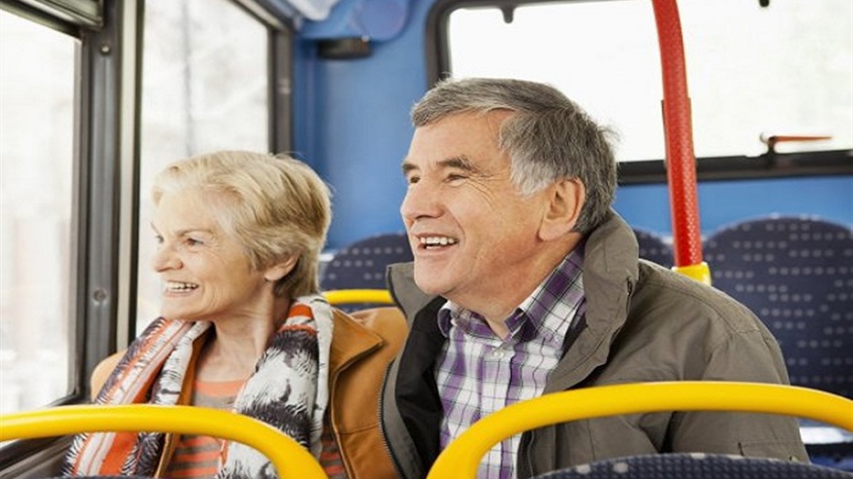 لهذا السبب لا تترك مقعدك لكبار السن في الحافلة