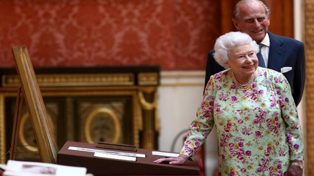 الملكة وزوجها يحتفلان بعيد زواجهما السبعين