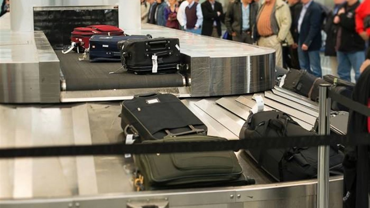 أفضل طريقة لاستلام حقائبك أولاً في المطار