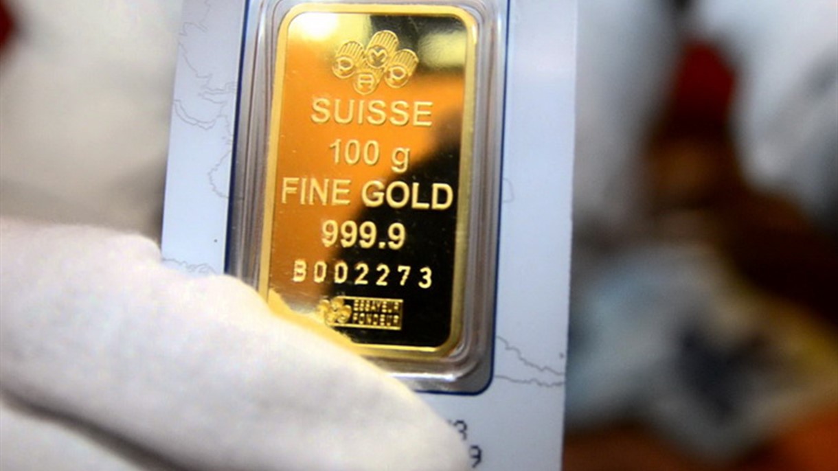 أسعار الذهب تنخفض وتترقب