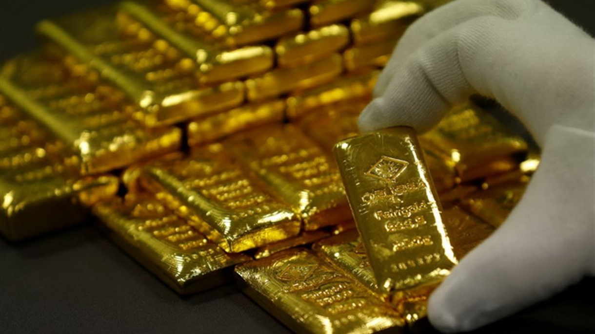 الدولار يلقي بظلاله على سعر الذهب