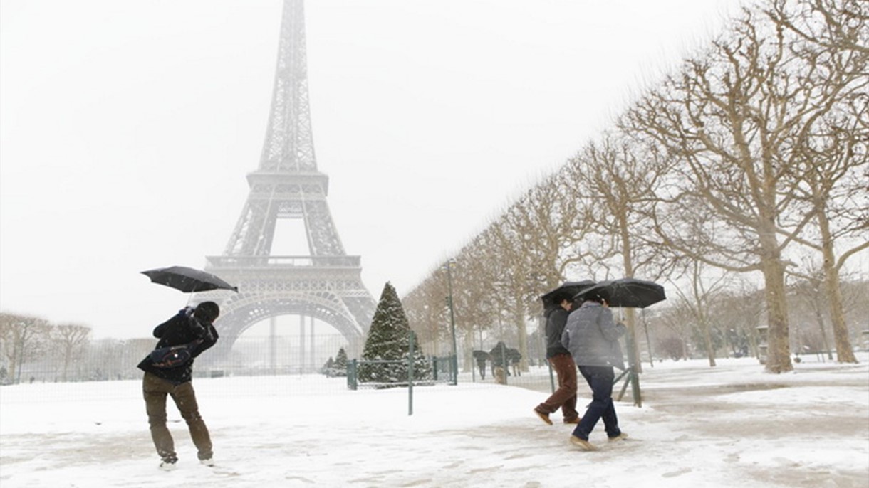 باريس بالابيض والثلوج تغطي برج إيفل