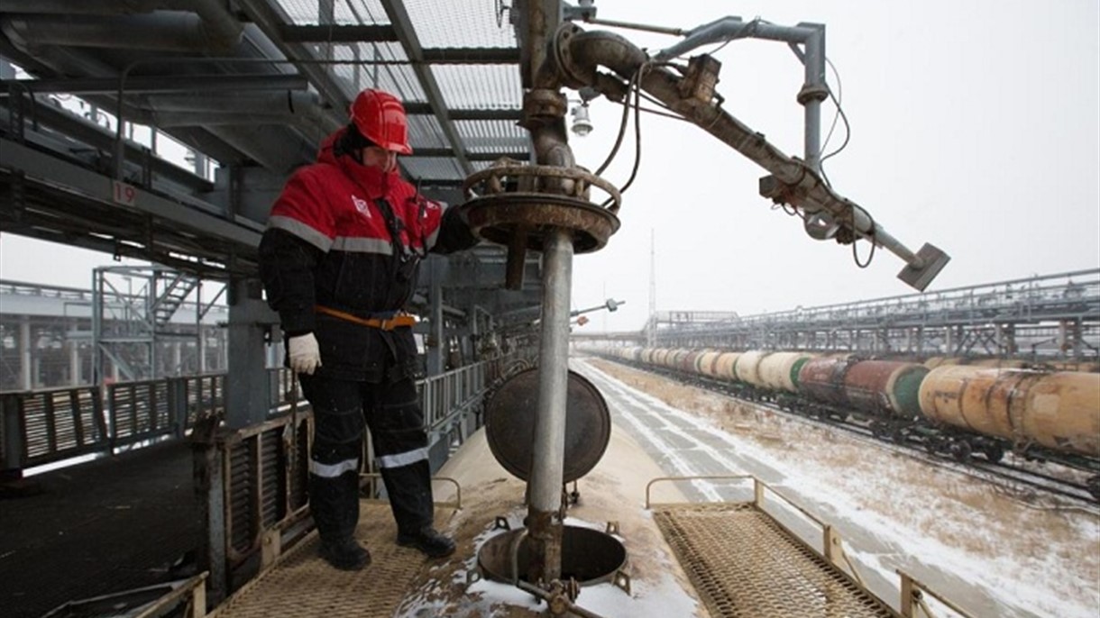 النفط يتراجع بسبب روسيا