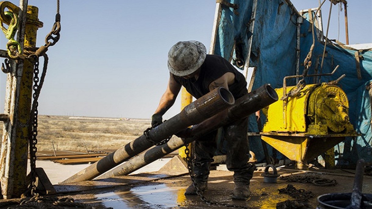 استقرار أسعار النفط إثر ارتفاع المخزونات