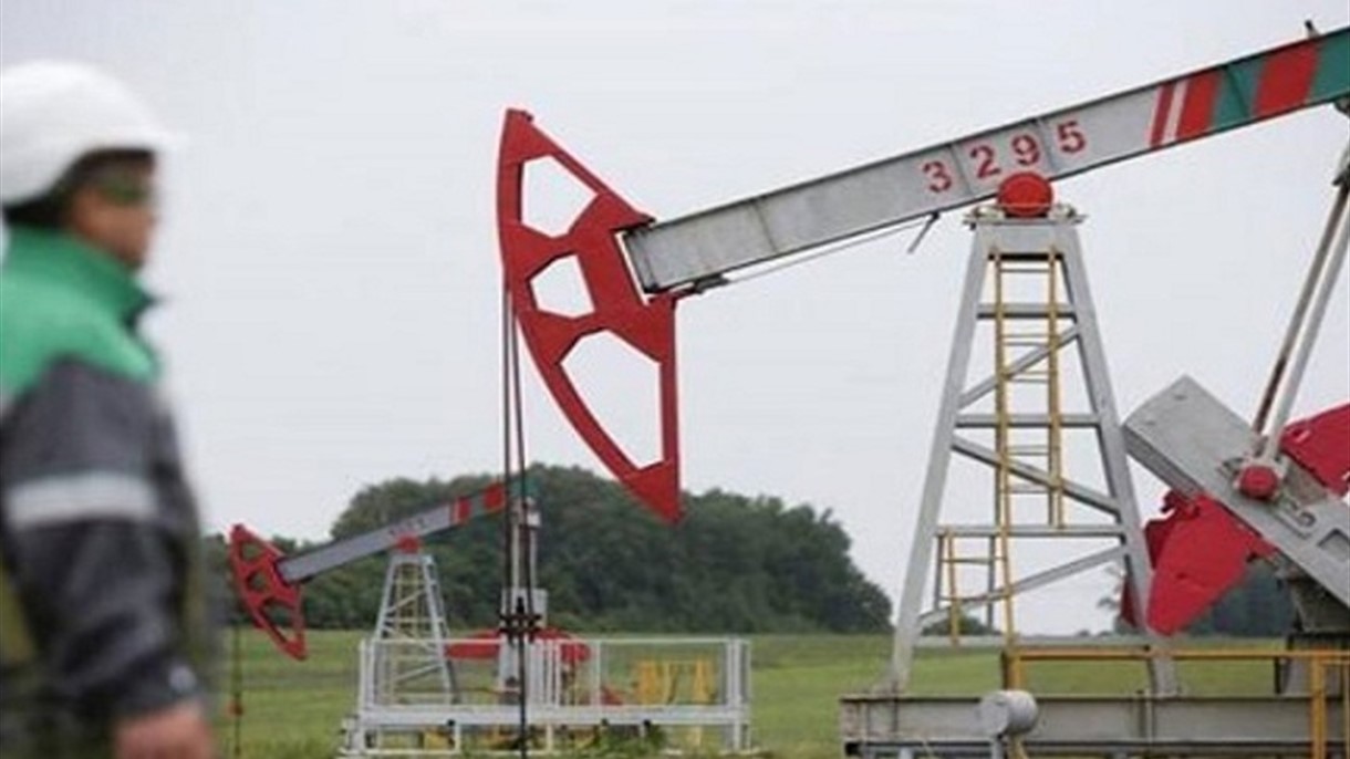 النفط يتراجع رغم احتمال هبوط المخزونات