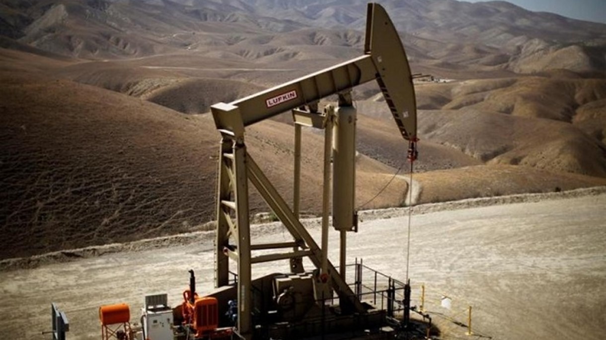 النفط يتراجع قبيل بيانات منصات التنقيب