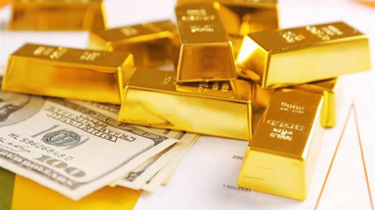 الذهب يتراجع مع ارتفاع هامشي للدولار