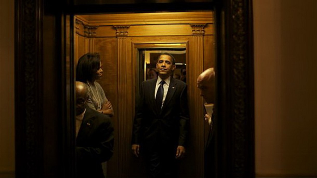 من اخترق الامن ورافق أوباما في المصعد ؟