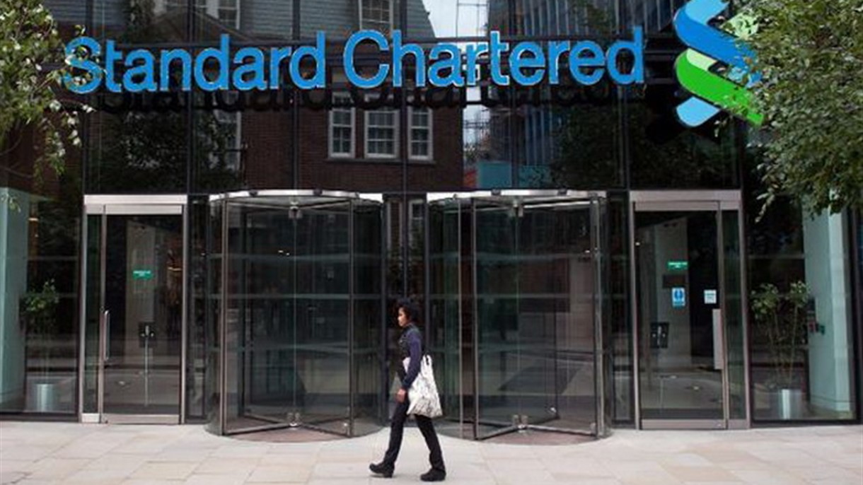 "ستاندرد تشارترد" يغلق آلاف الحسابات لشركاته في الامارات