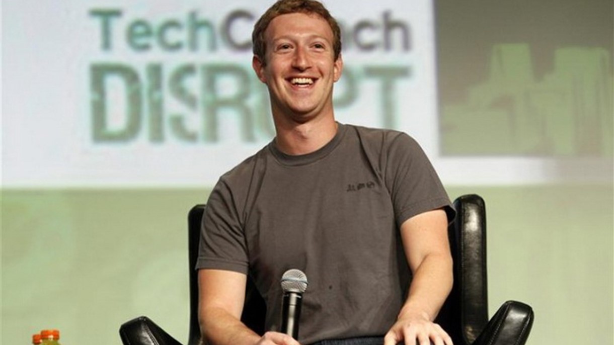 لماذا لا يرتدي مؤسس فايسبوك إلا القميص الرمادي ؟