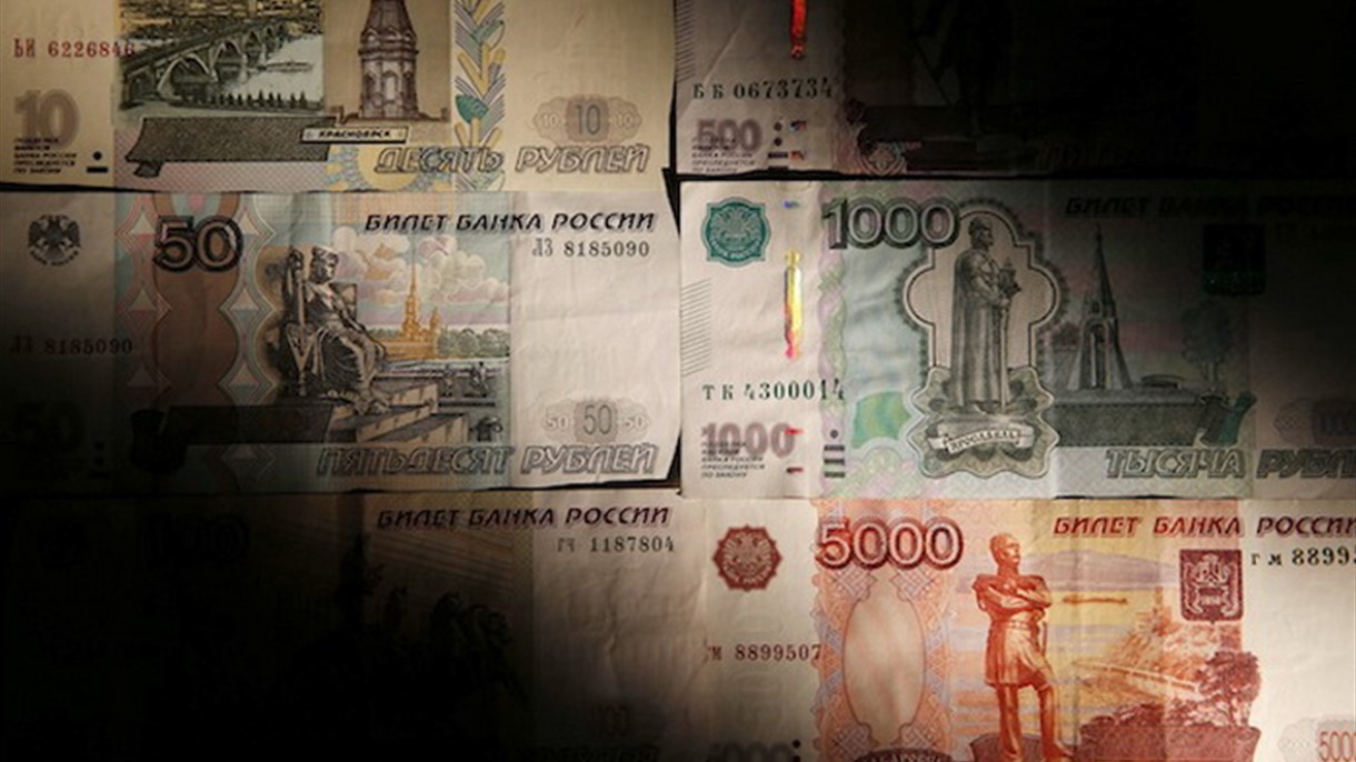تراجع العملة الروسية يهدد النظام المالي لروسيا