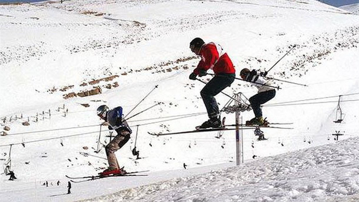 تحذير مراكز التزلج من استبدال عمال لبنانيين بأجانب