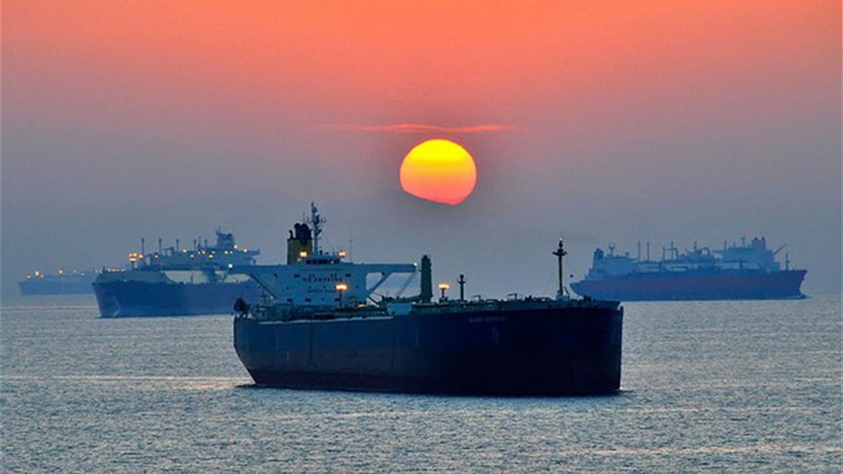ايران تخزِّن النفط على متن 15 ناقلة في البحر