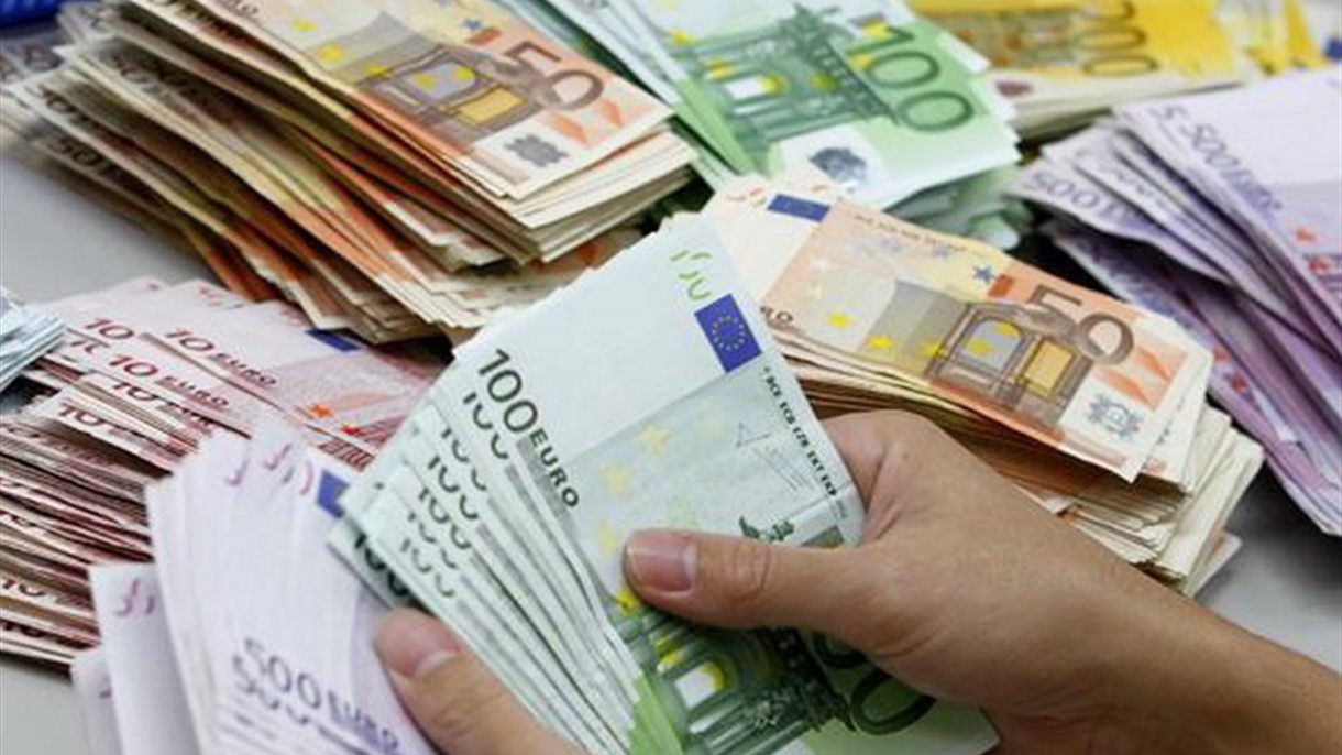 اليورو يتحسن بفضل اجواء التفاؤل عن اليونان