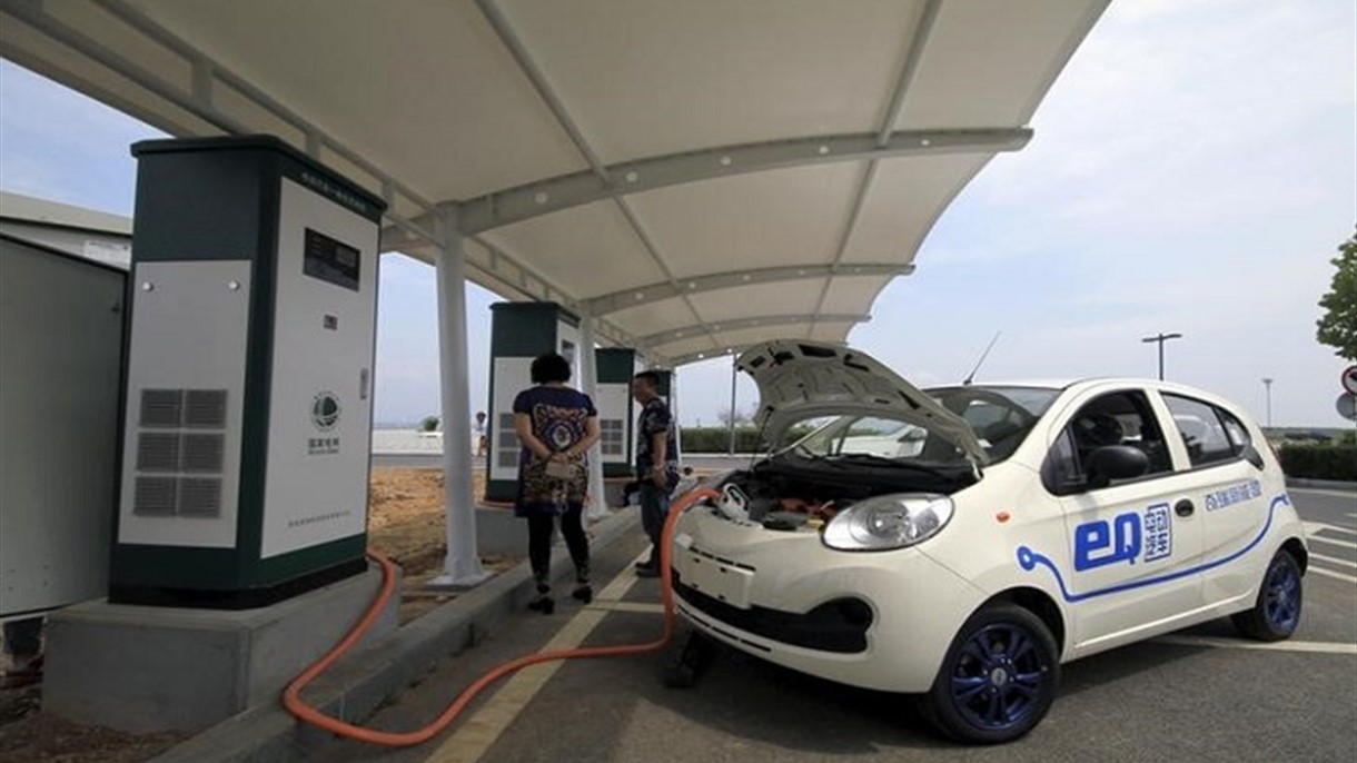 الصين تعجل بدء بناء شبكة لشحن السيارات الصديقة للبيئة