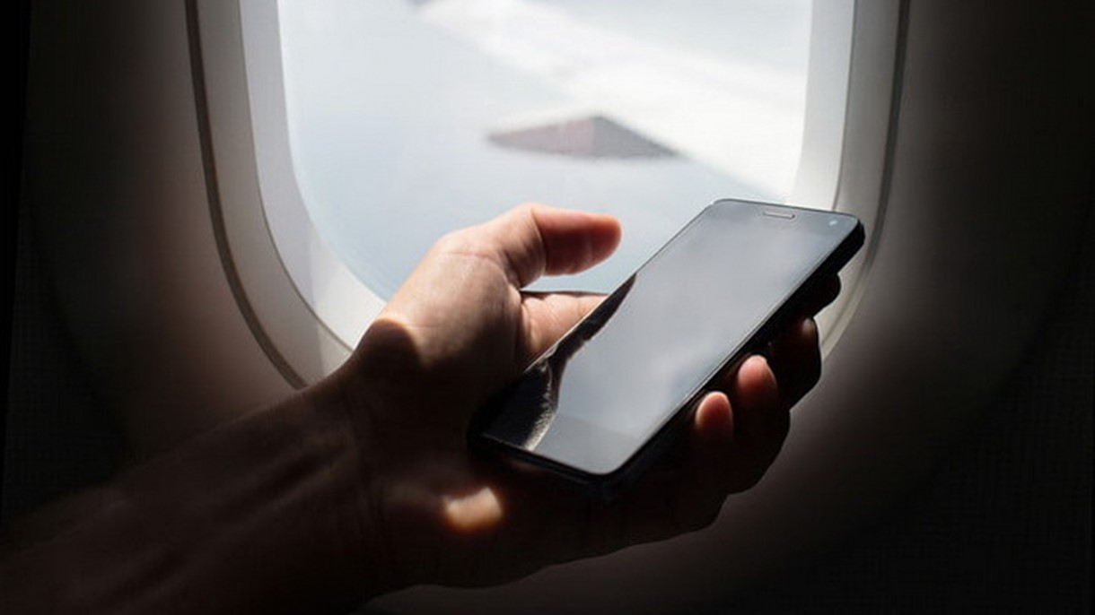 ماذا يحصل إن لم تغلقوا هواتفكم على الطائرة؟
