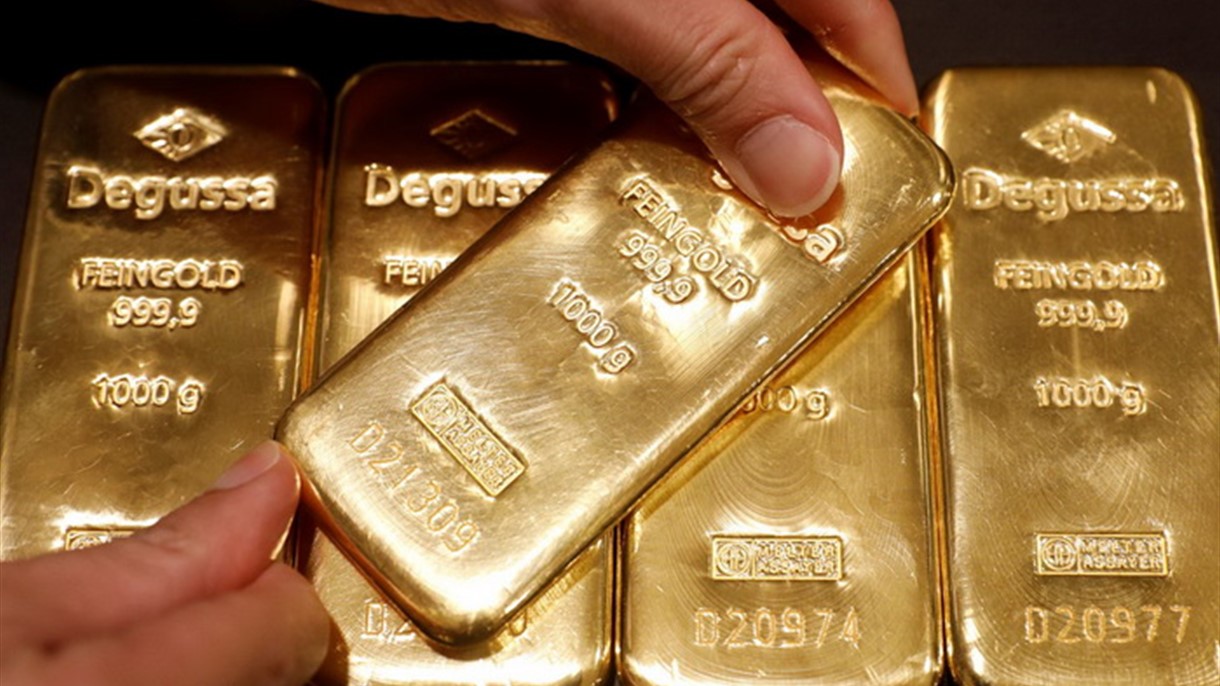 ضعف الدولار يدعم الذهب
