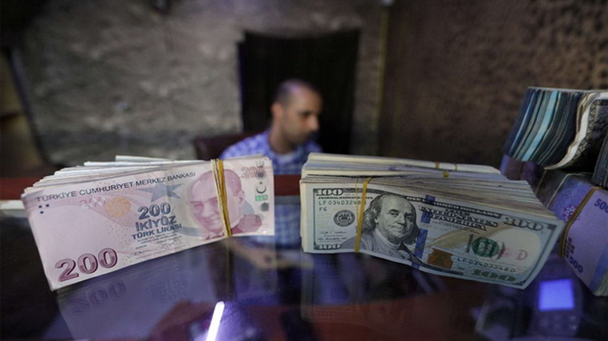 الليرة التركية تهبط بعد إقالة محافظ البنك المركزي
