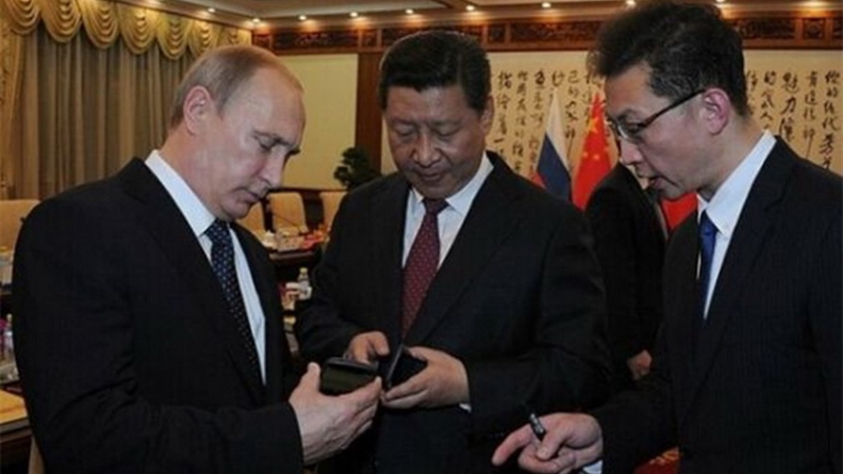 بوتين يهدي نظيره الصيني هاتف "يوتافون"