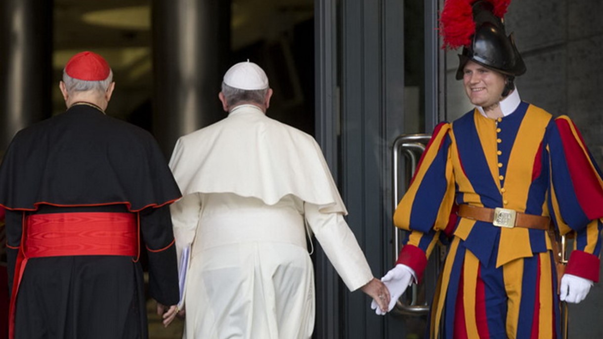 البابا فرانسيس يقدم القهوة للحارس ويقيل قائده