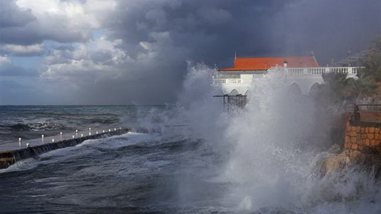 العاصفة يوهان تقترب من لبنان