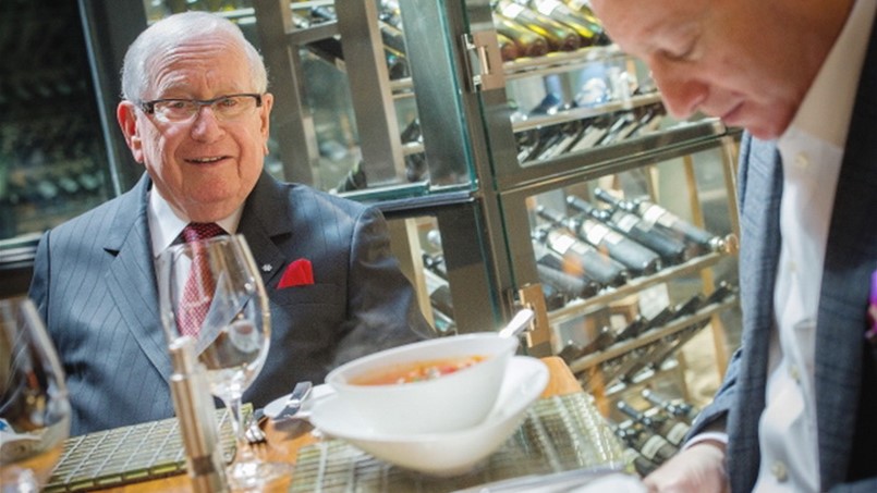 ملياردير الـ 92 عاماً يكشف عن أفضل قرار في حياته