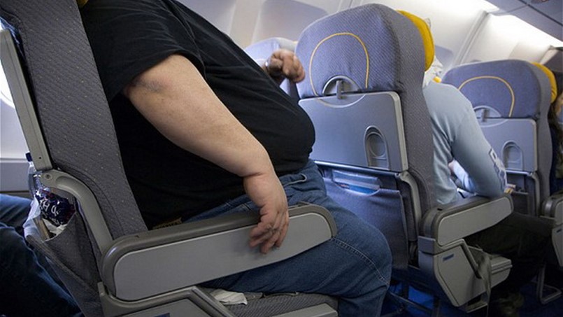 هذا ما يحصل عندما يسافر رجل بدين بجانبك في الطائرة