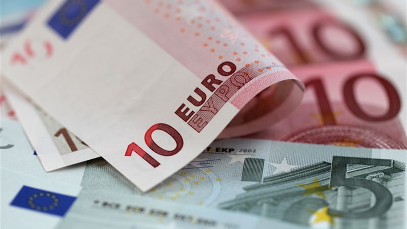 اليورو يتأثر بأنباء عن خطط لفرض رسوم على البنوك التي تكدِّس الاموال